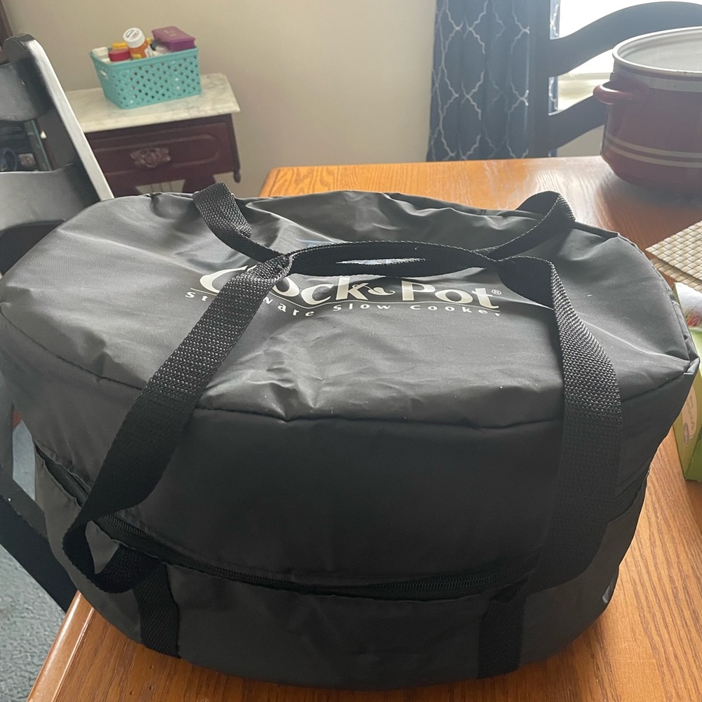 Crock Pot large insulated stoneware slow cooker zippered carrier